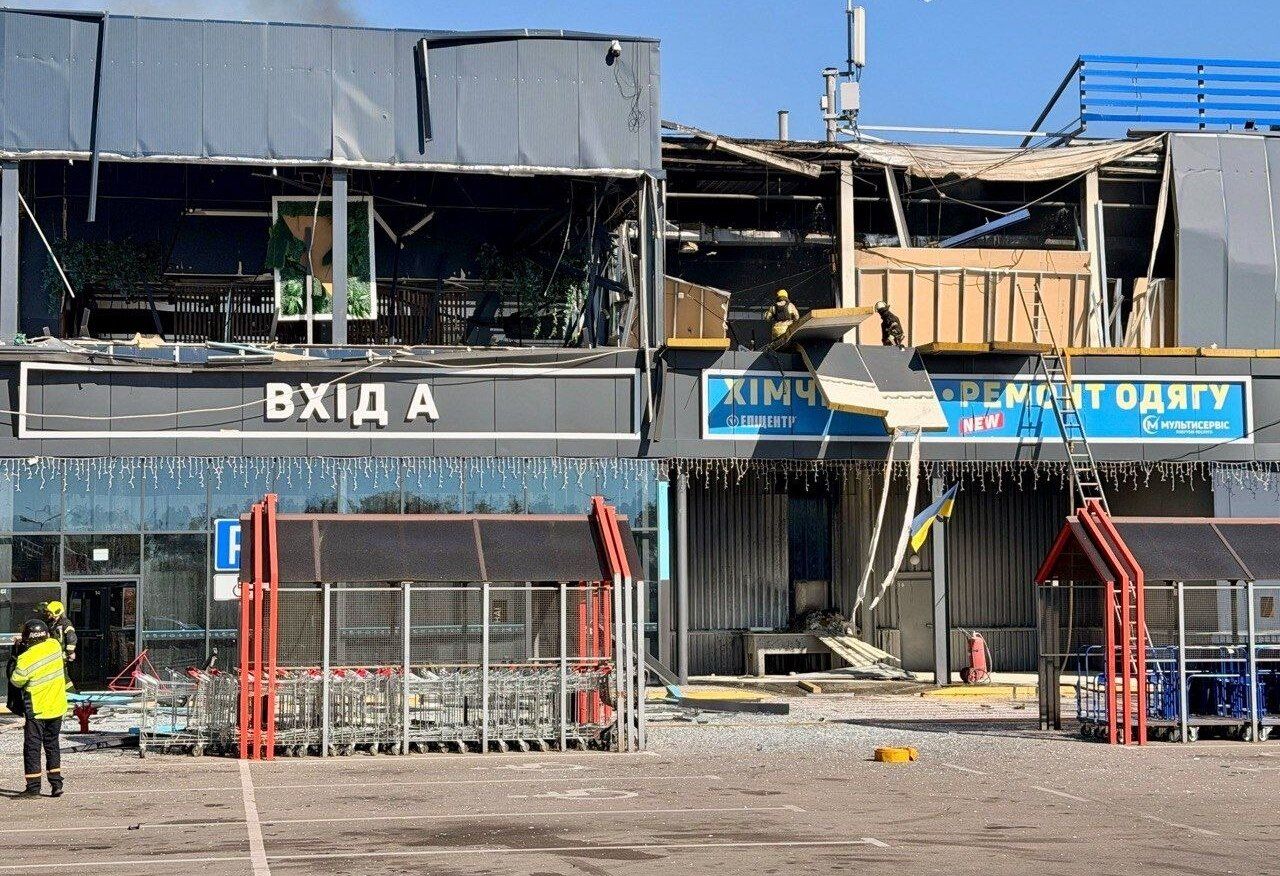 Росія вдарила по Епіцентру в Дніпрі Росія вдарила по Епіцентру в Дніпрі