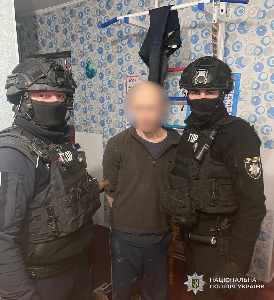 Напад у Шептицькому: чоловік вдарив ножем у шию працівника ТЦК та стріляв по оперативниках Напад у Шептицькому: чоловік вдарив ножем у шию працівника ТЦК та стріляв по оперативниках