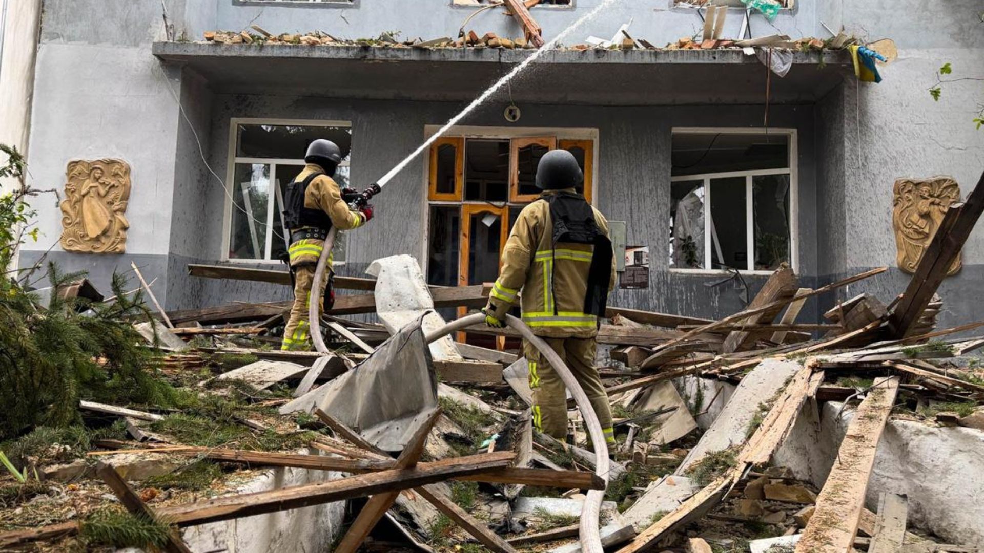 Росія влучила у навчальний заклад у центрі Рівного, поранено 20 людей