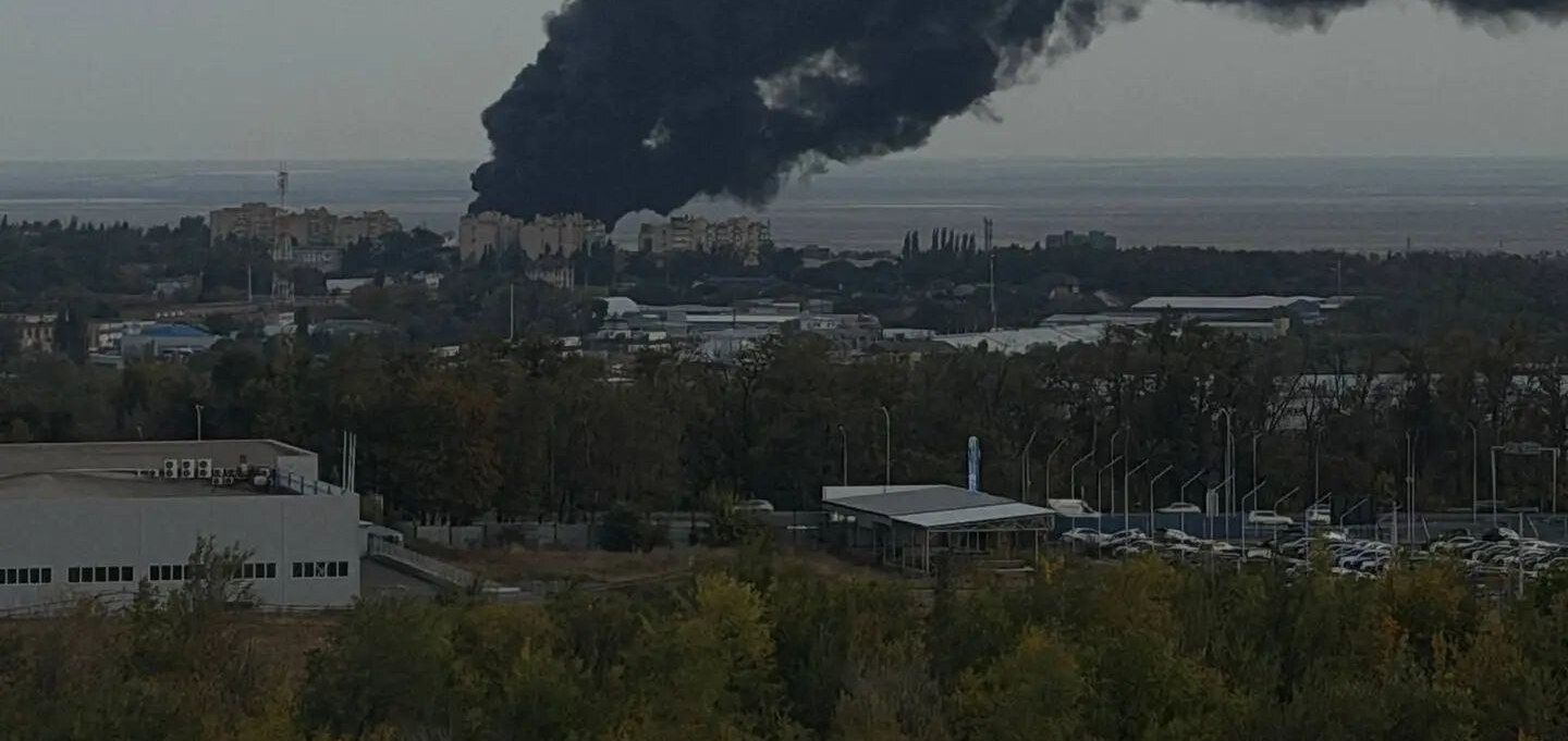 У передмісті Ростова пожежа на заводі