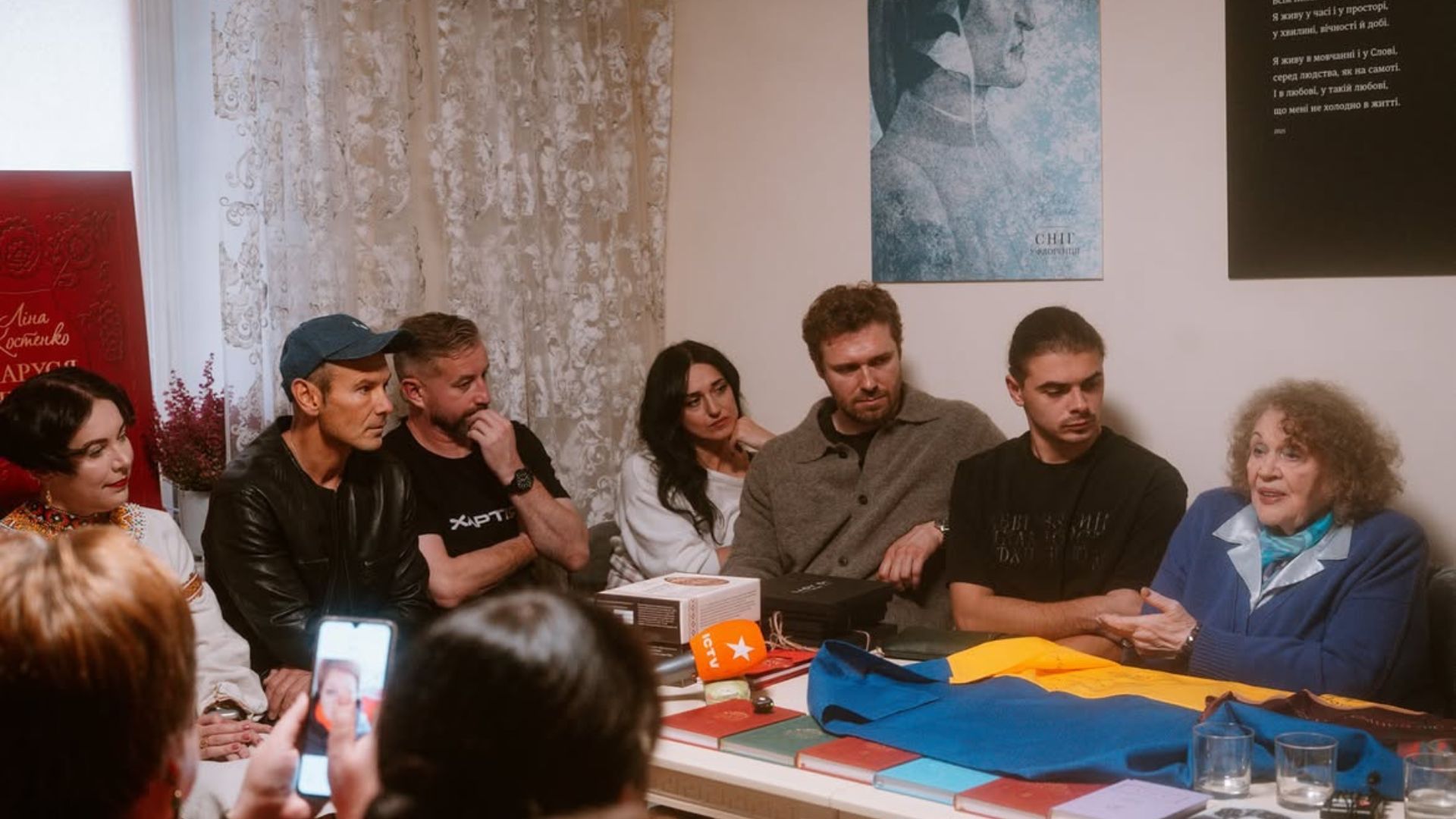 Вакарчук, Жадан і актори Франківського театру в гостях у Ліни Костенко, фото Вакарчук, Жадан і актори Франківського театру в гостях у Ліни Костенко, фото