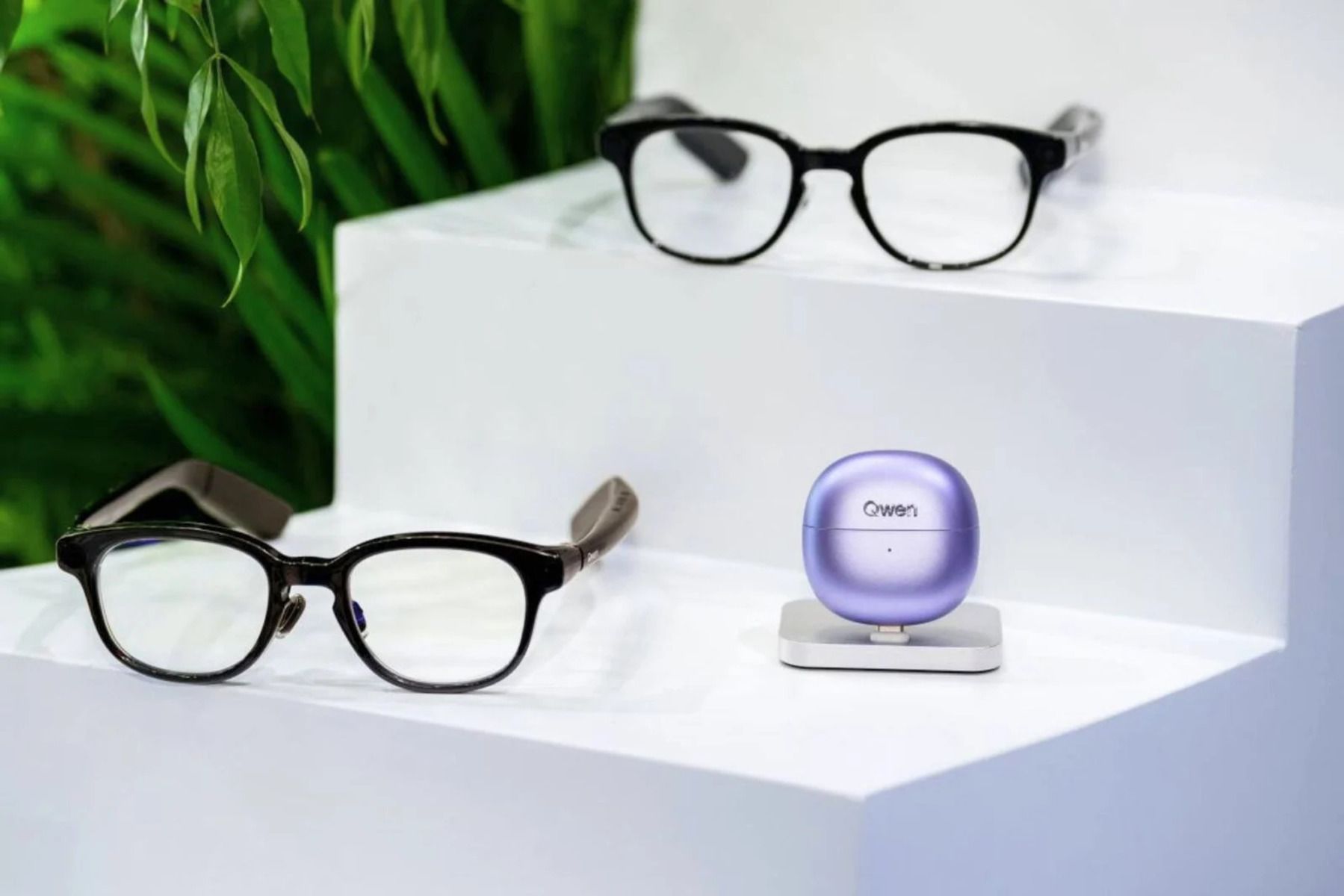 Китайські розумні окуляри кидають виклик Meta. Qwen Glasses N1 отримали стеження за очима