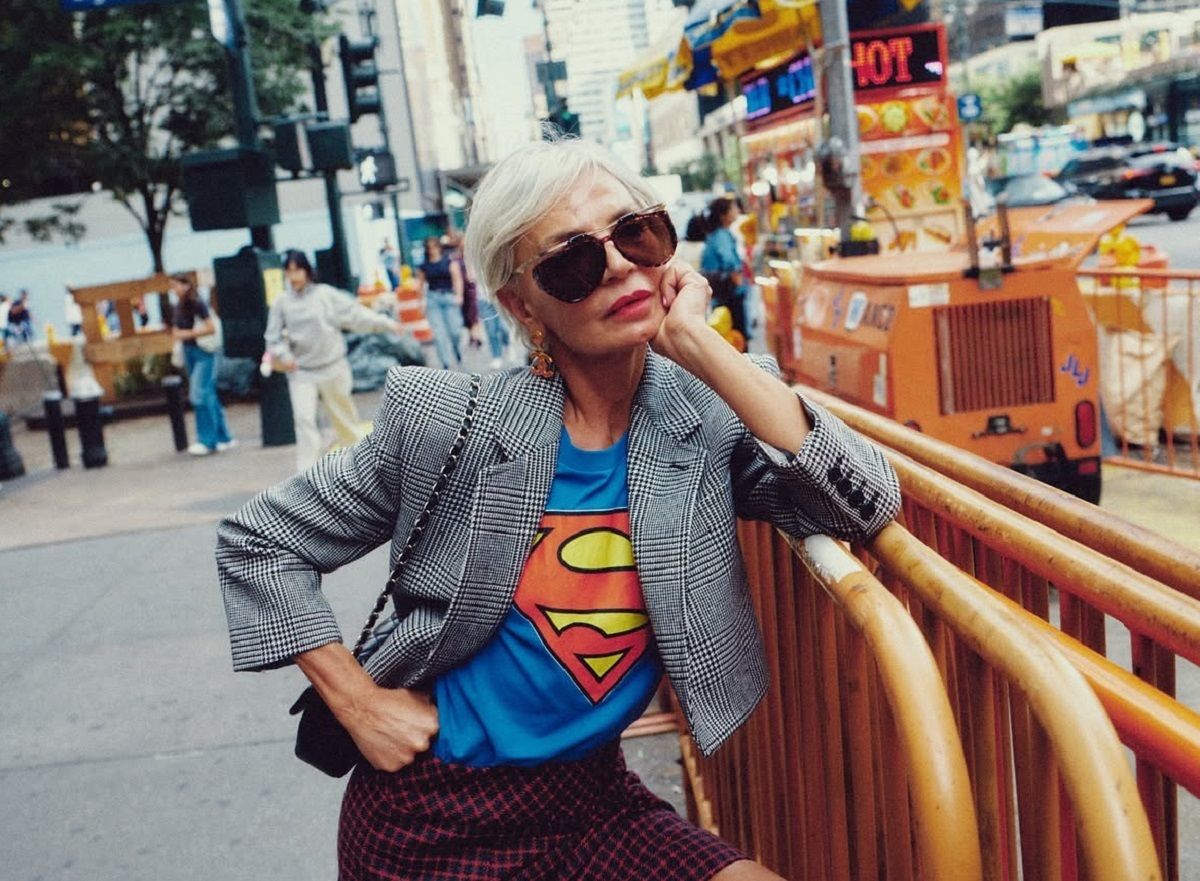 Женщина в мужском пиджаке и футболке Женщина в мужском пиджаке и футболке
