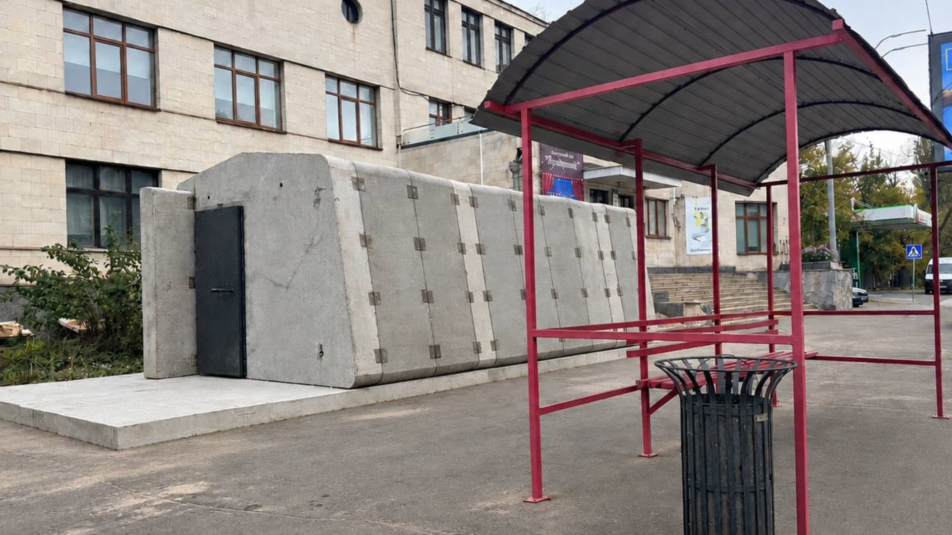 Защита у остановки: в Киеве обустраивают первое мобильное укрытие – 24 Канал