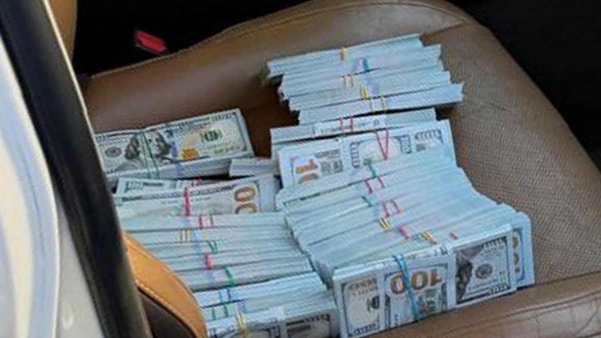 Требовал 315 тысяч долларов за закрытие дела: в Одессе поймали адвоката на взятке Требовал 315 тысяч долларов за закрытие дела: в Одессе поймали адвоката на взятке