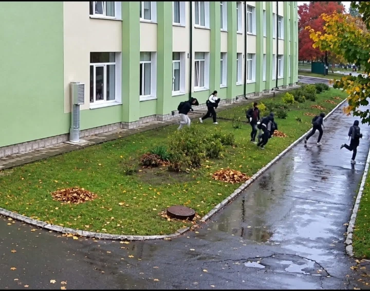 Вместо того чтобы идти в укрытие, бежали через окна: в школе в Ровенской области разразился скандал
