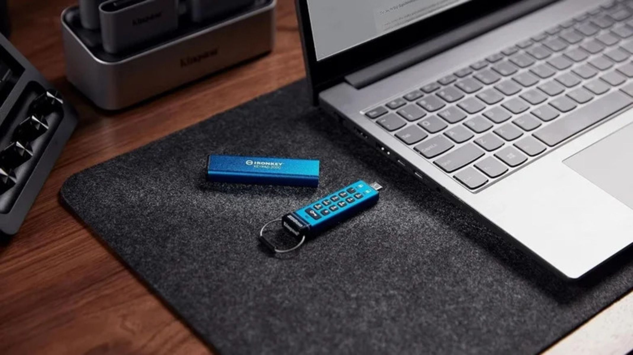 Четыре USB-флешки на брелоке для хранения важных документов