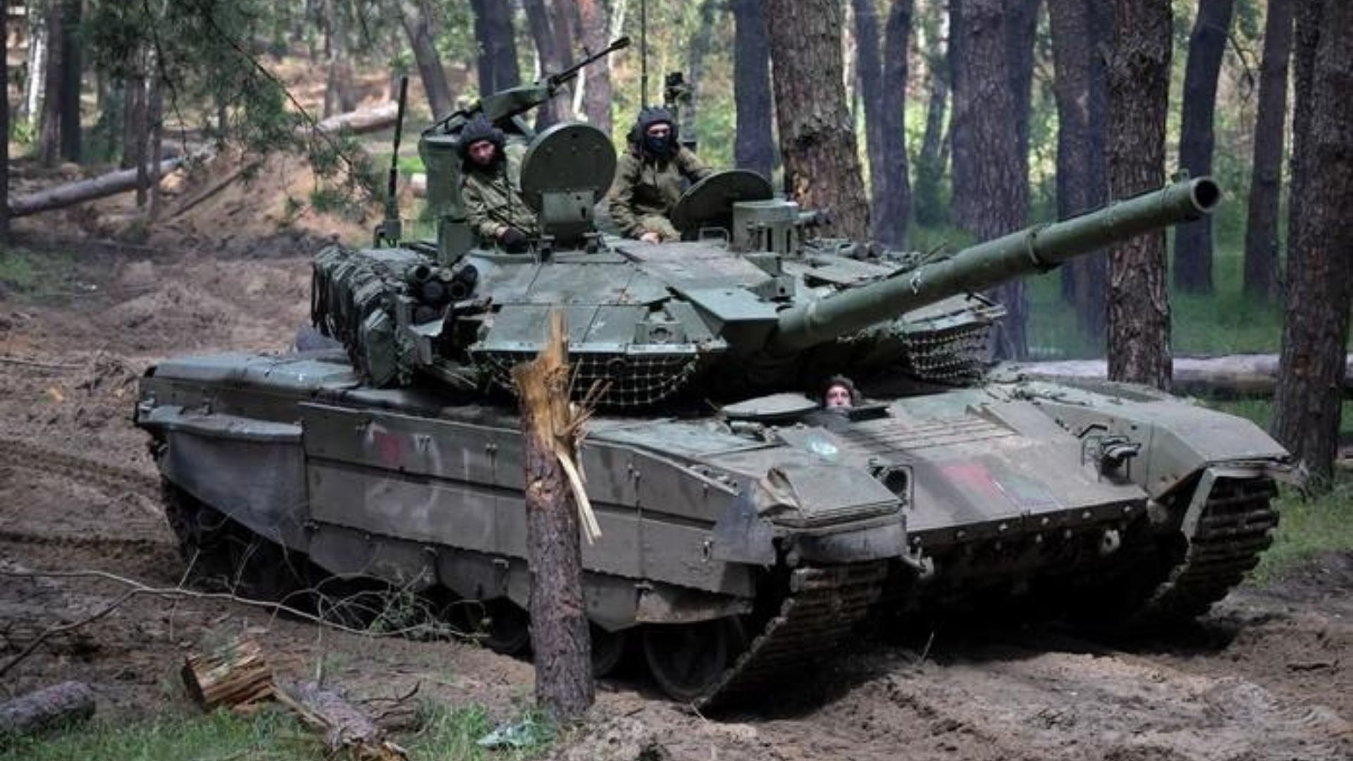 Росія поповнює запаси бронетехніки щонайменше на 5 базах зберігання