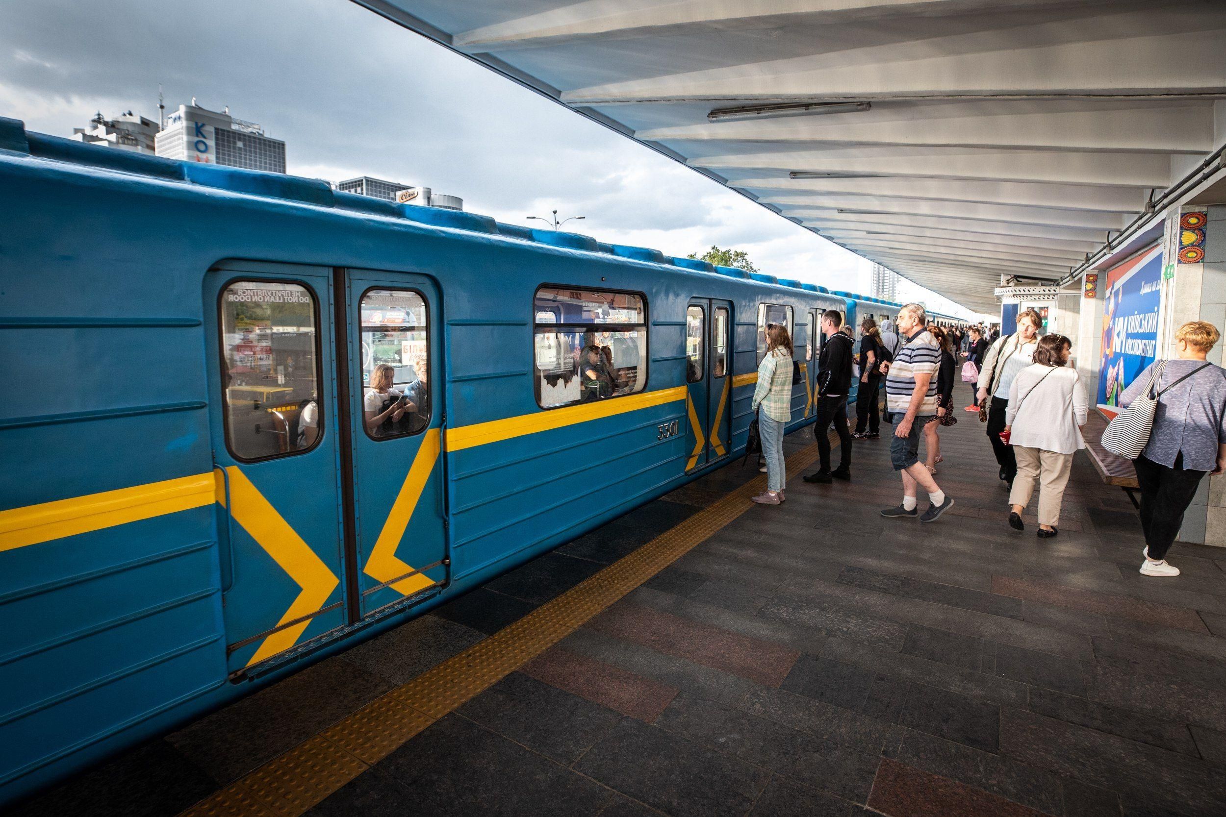 Из-за баллистической атаки в Киеве закрывают две станции метро