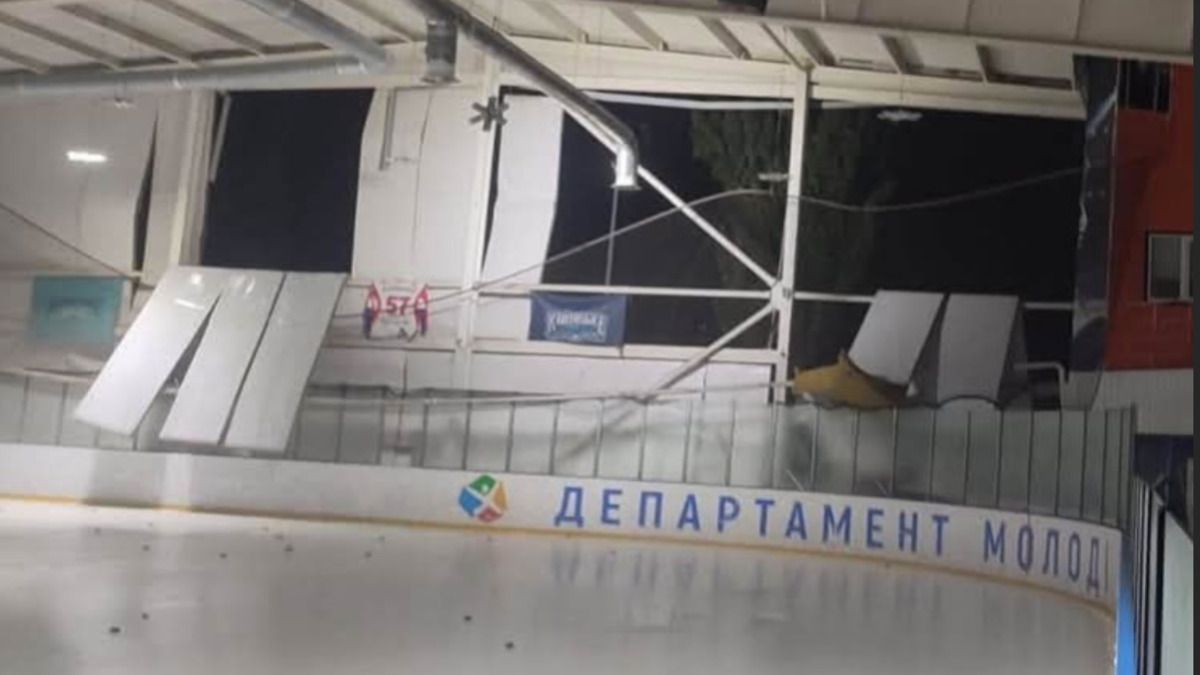 Обстріл Києва - в столиці руйнуваль зазнала льодова арена на лівому березі Обстріл Києва - в столиці руйнуваль зазнала льодова арена на лівому березі