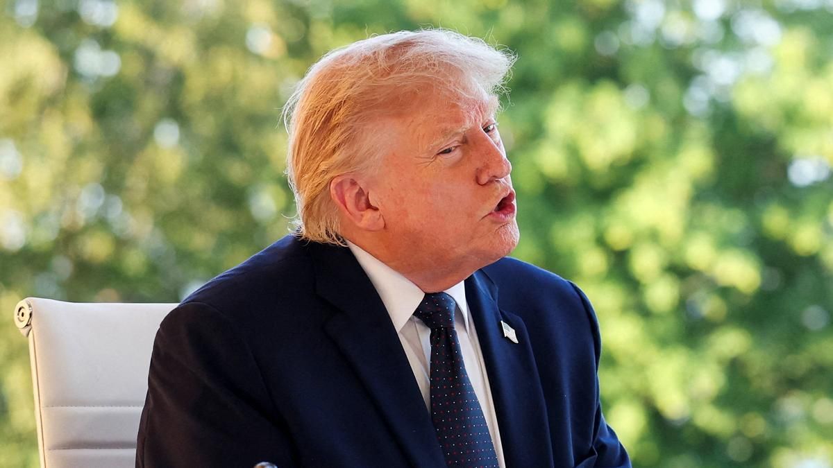 Чому Трамп підіграє Путіну