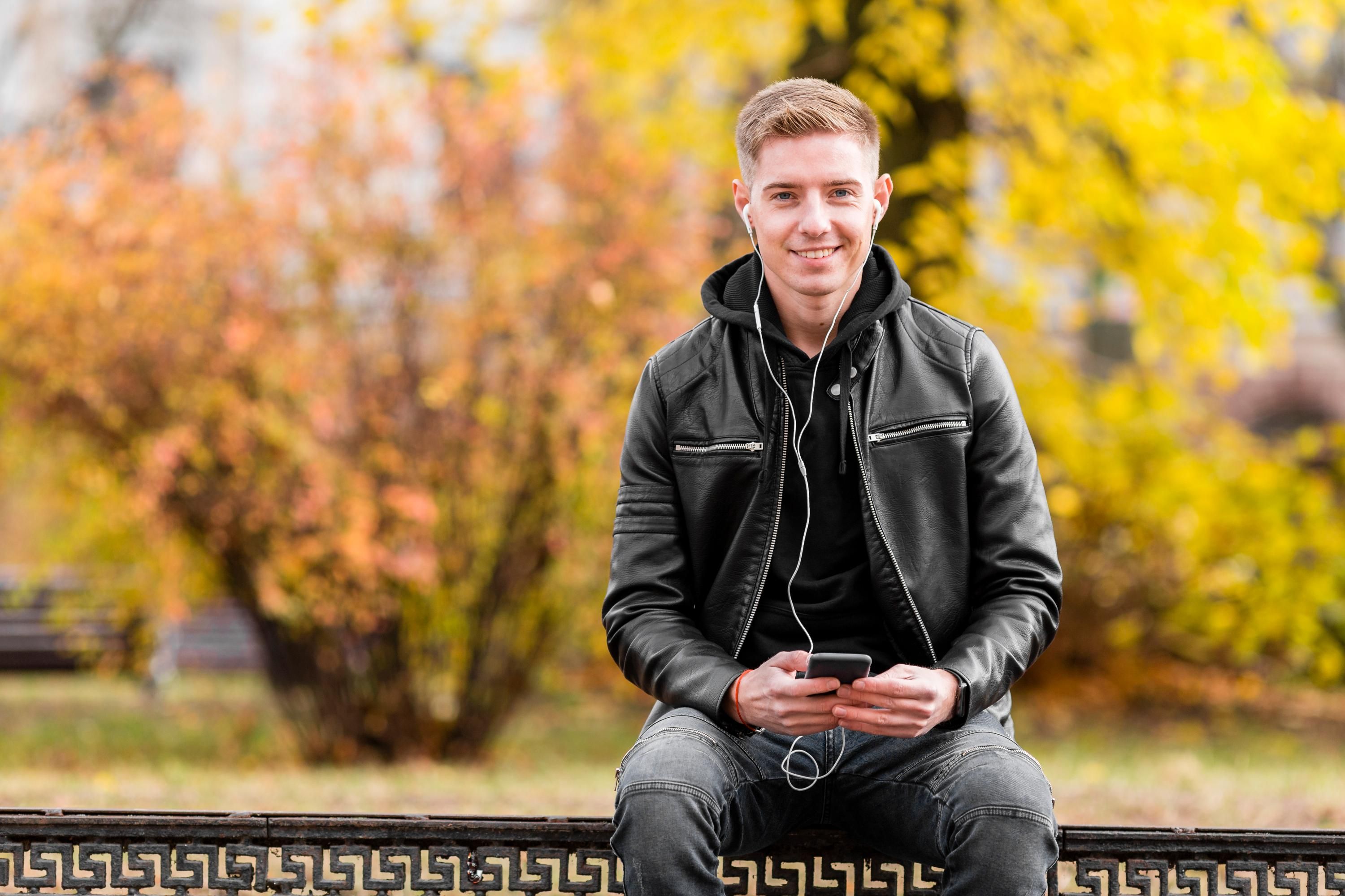 Чоловік сидить на лавці