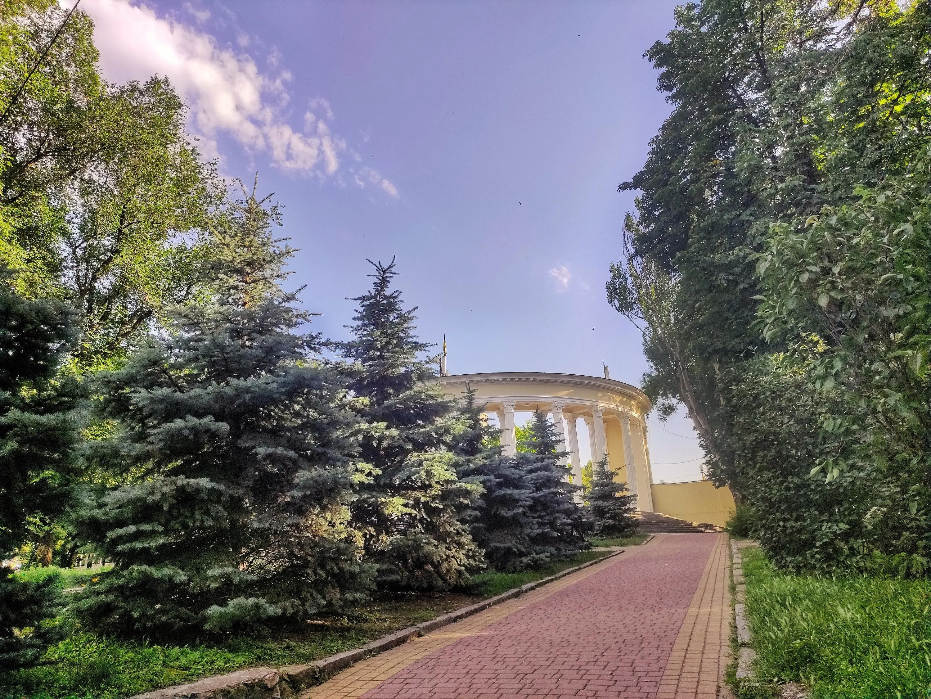 Вигляд головного входу зі сторони парку / фото Anastasia K. (Demsik) Вигляд головного входу зі сторони парку / фото Anastasia K. (Demsik)