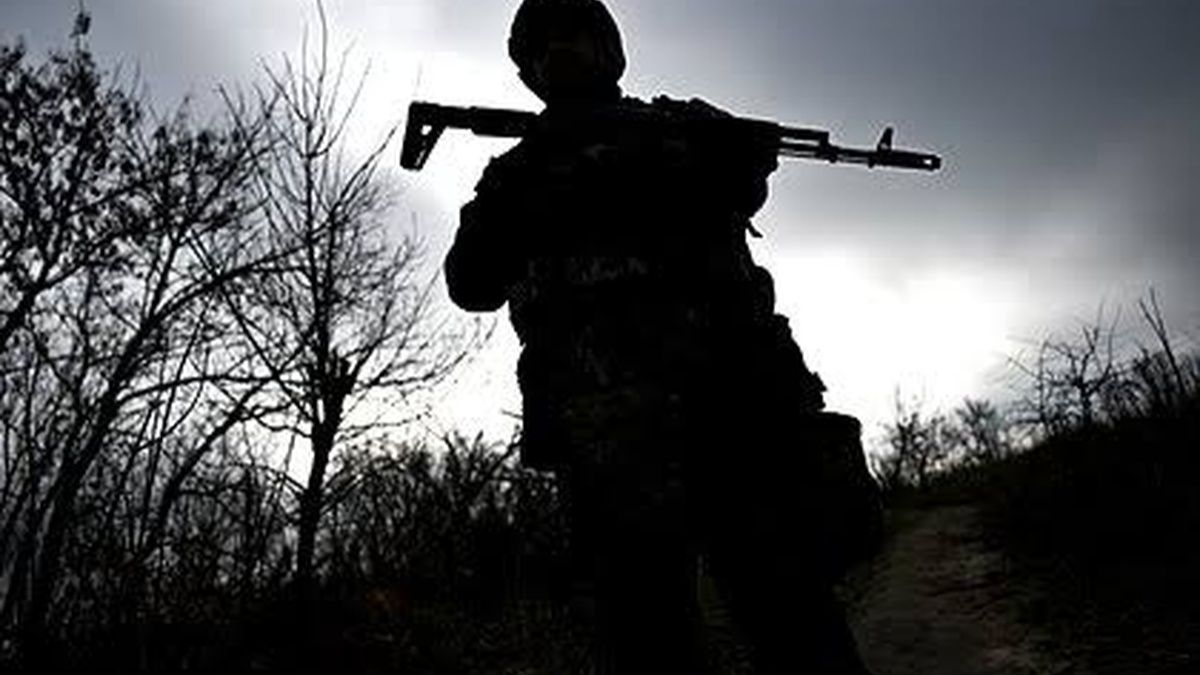 Окупант втік від ЗСУ на Донеччині та кинув напарника Окупант втік від ЗСУ на Донеччині та кинув напарника
