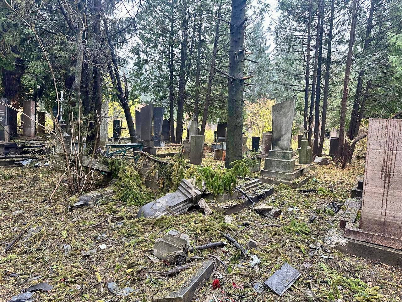 Там поховані Герої: Росія вдарила по кладовищу у Рівному