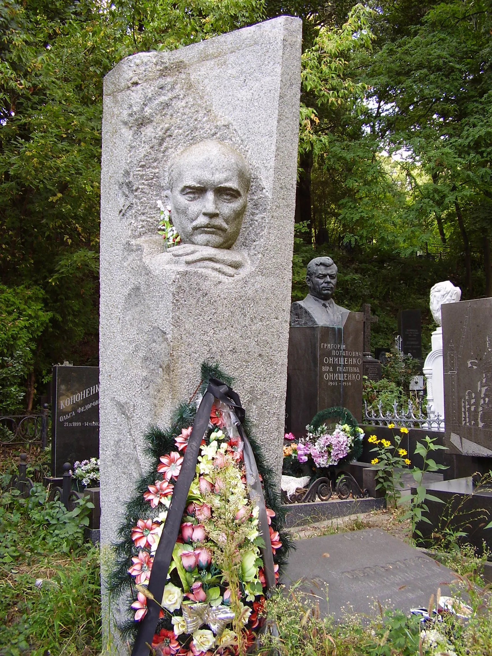 Могила Григорія Верьовки на Байковому кладовищі