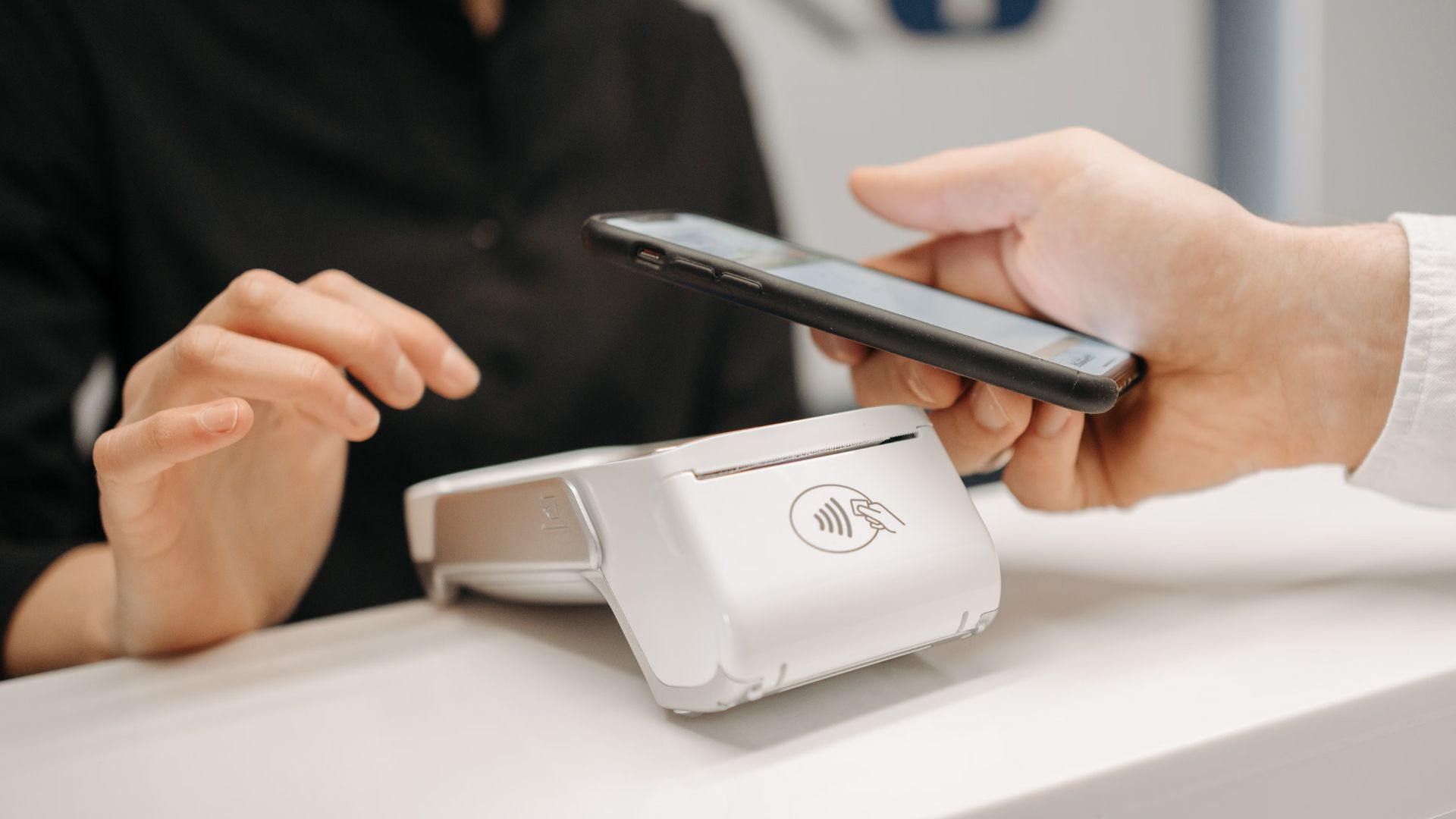 Телефон вместо карты: как подключить NFC и оплачивать покупки бесконтактно