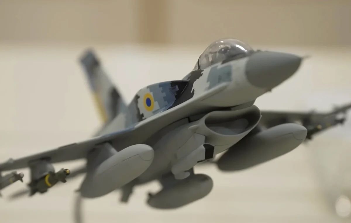 Модель истребителя F-16