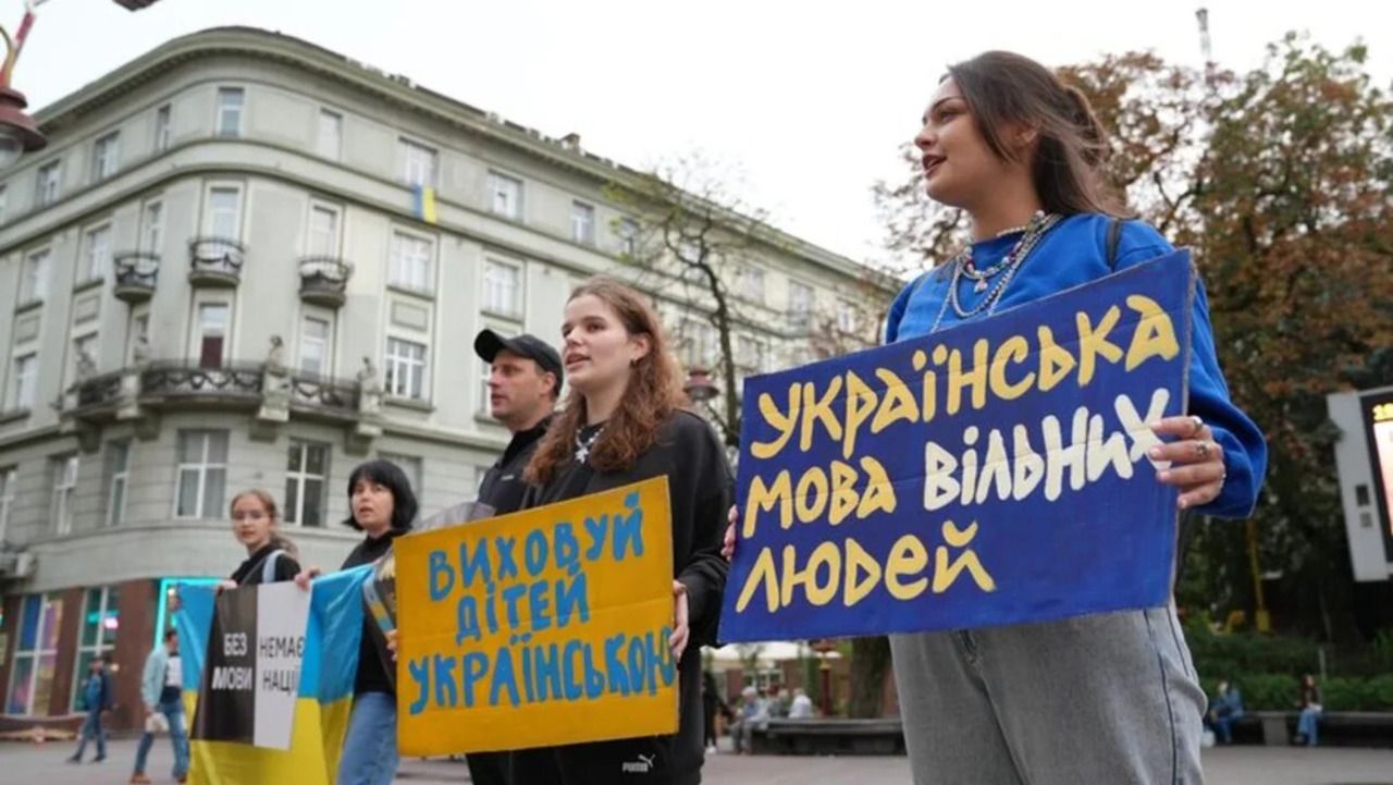 "Не отнимайте у нас и это": почему ученики не хотят переходить с русского языка на украинский