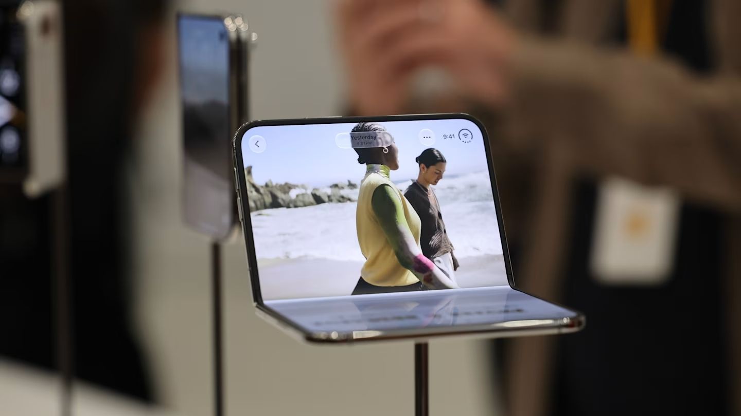 Владельцы iPhone Duo сообщают о трещинах на экране возле шарнира