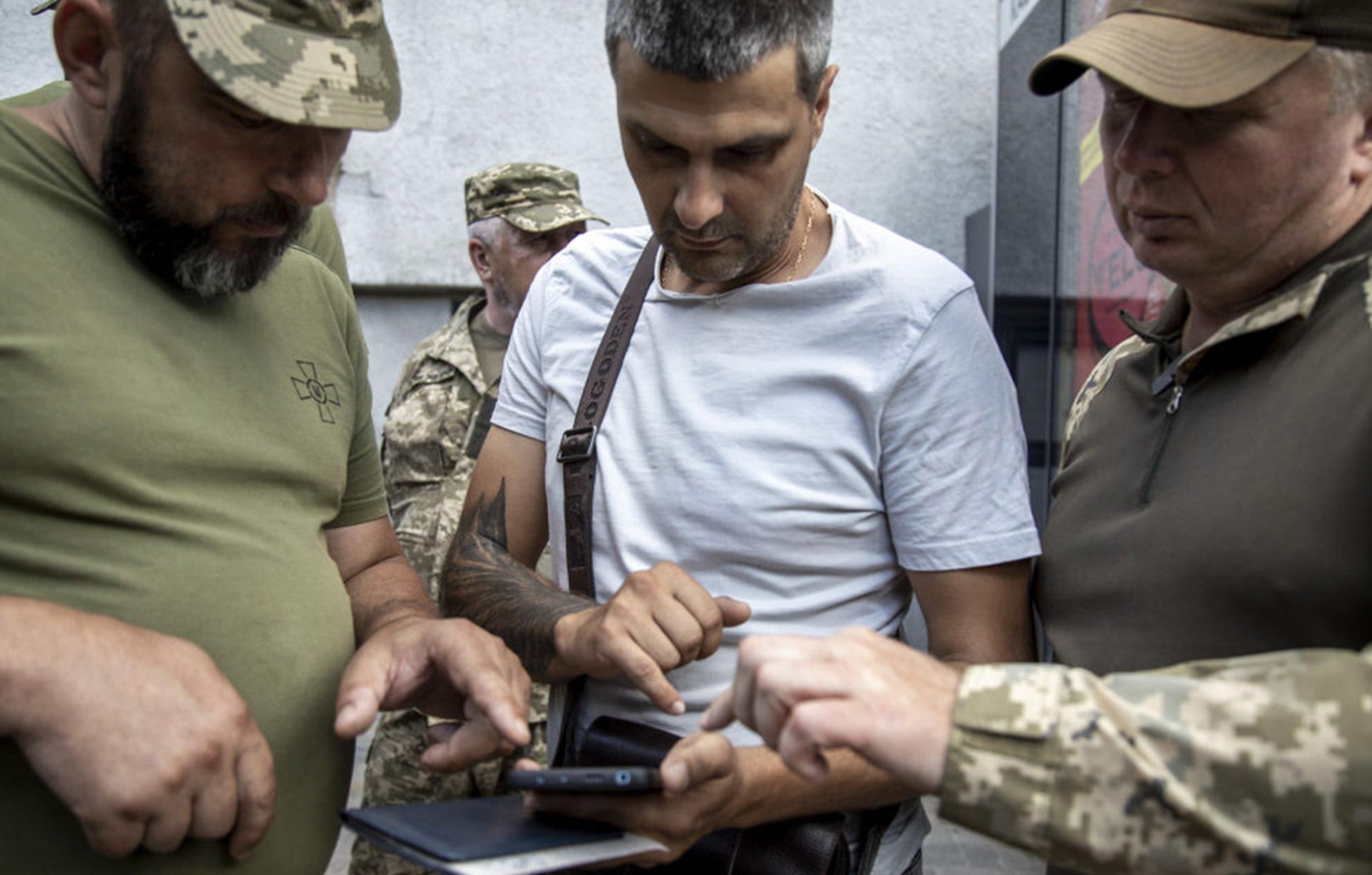 Чи мають право ТЦК перевіряти телефон та що робити, якщо його забрали