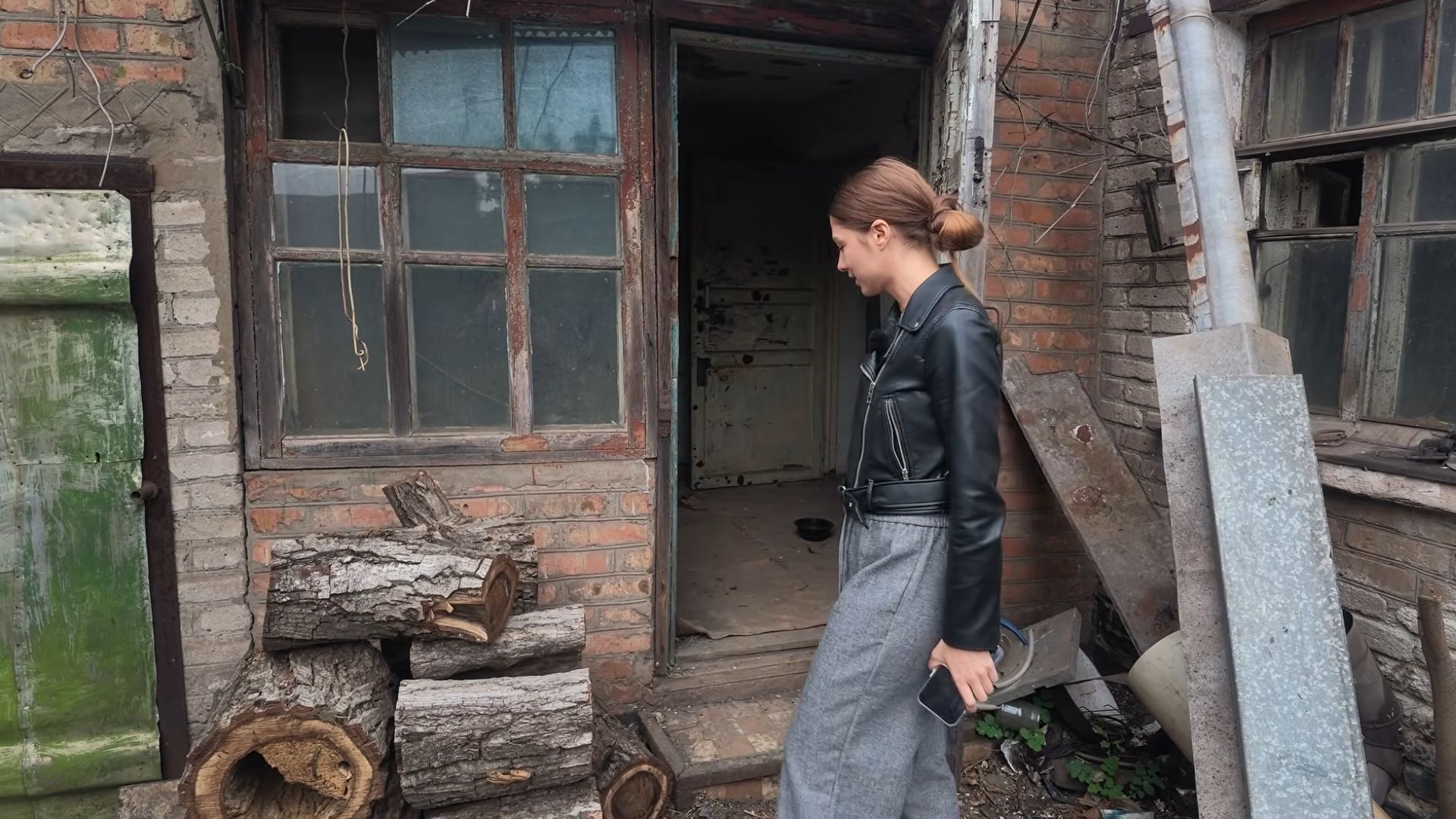 Подружжя придбало занедбану хату