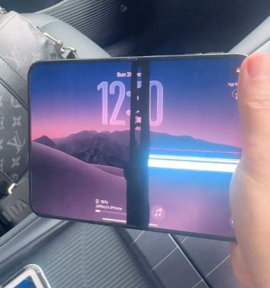 У iPhone Duo есть дефект шарнира, из-за которого ломается экран