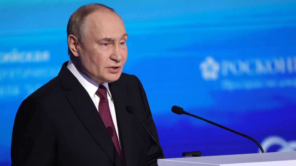 Недовольство растет: политолог предсказал, грозит ли России скорый развал