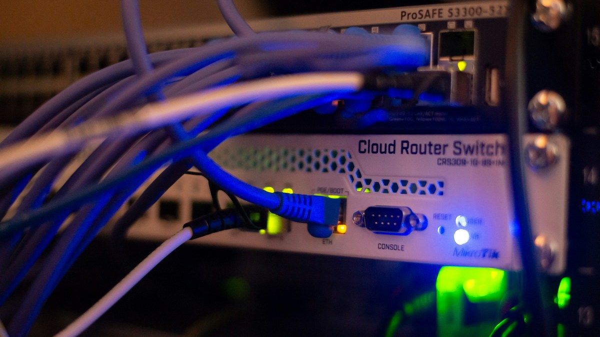 Почему вечером интернет работает медленнее и что с этим можно сделать