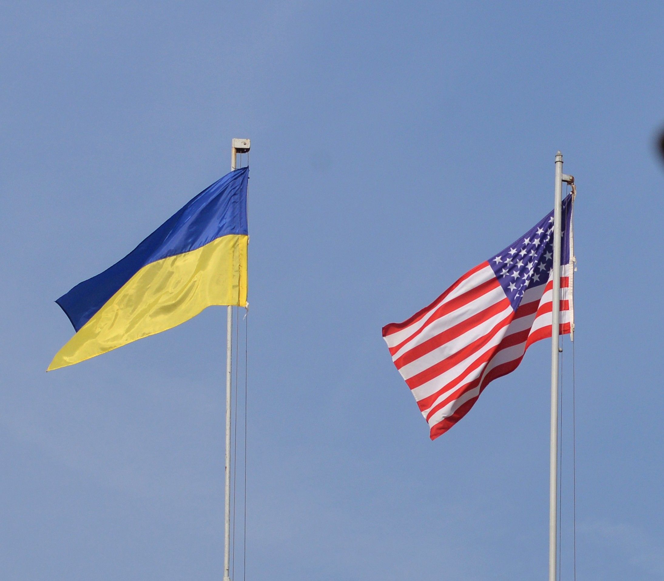 Не втручатись у протиріччя між партіями: як Україні зберегти головного союзника