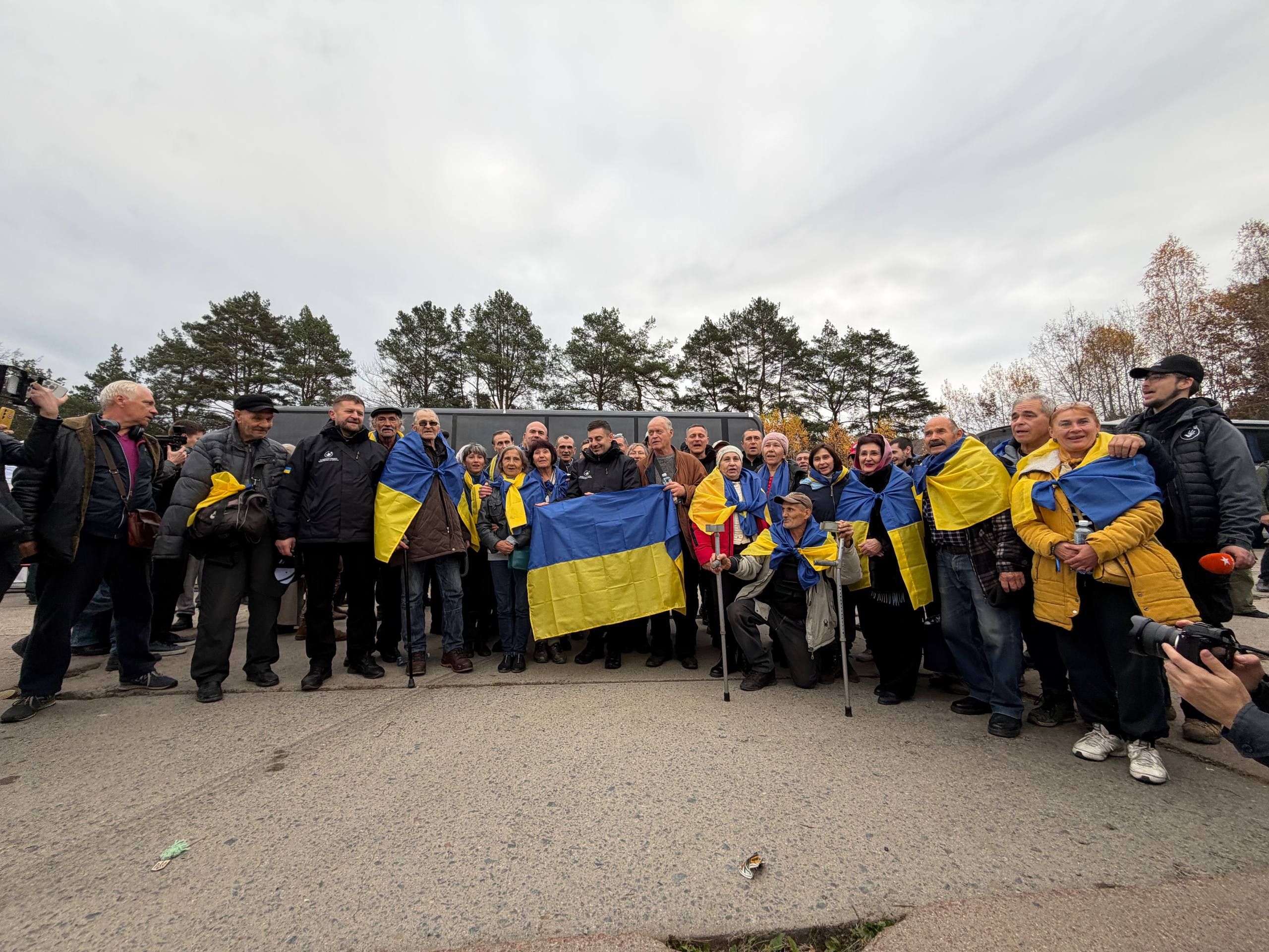 После эвакуации из Олешек украинцы пересекли границу в Черниговской области: трогательные кадры встречи