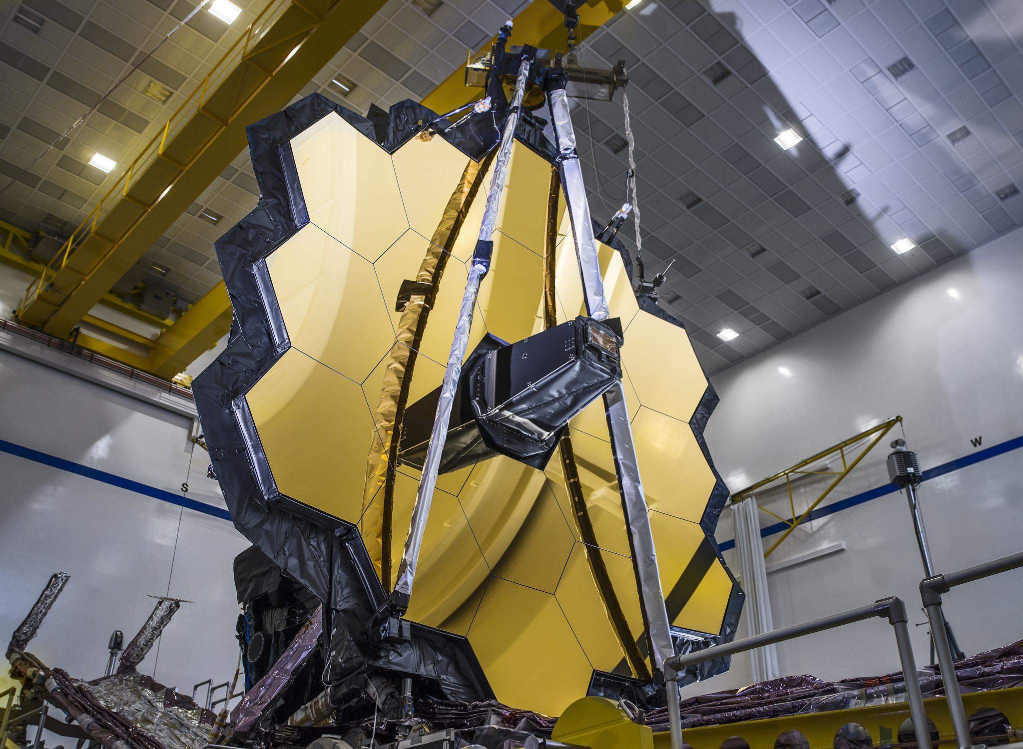 Зеркало телескопа James Webb Space Telescope в развернутом виде