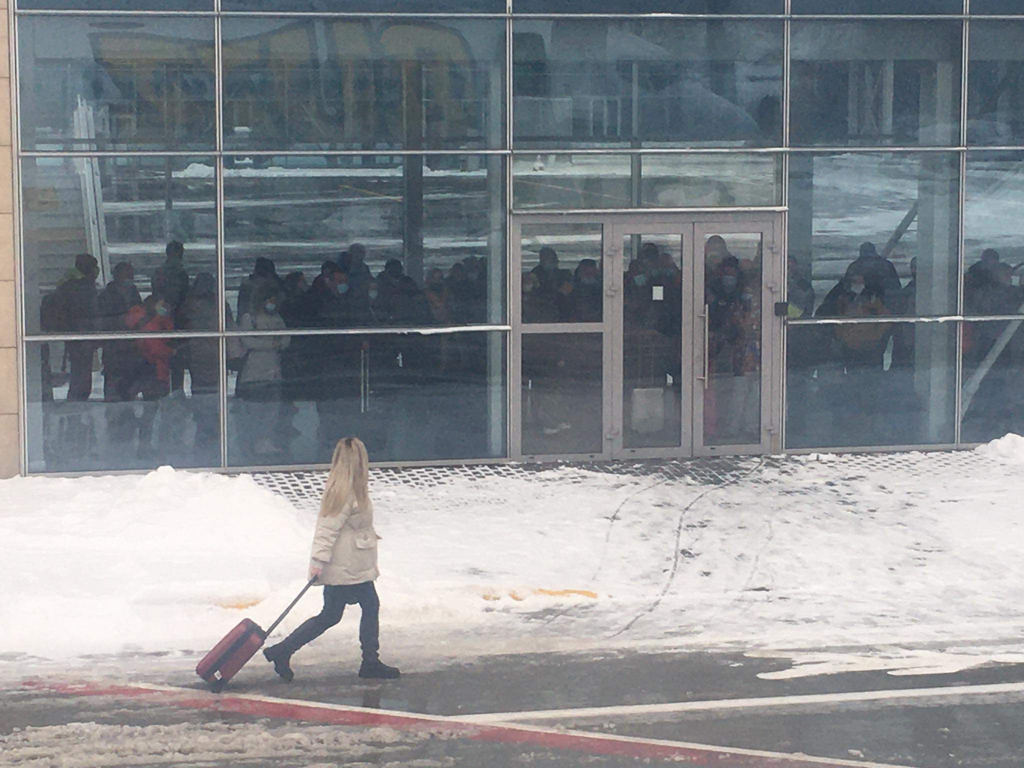 Пасажири у Львові чекають на свій літак