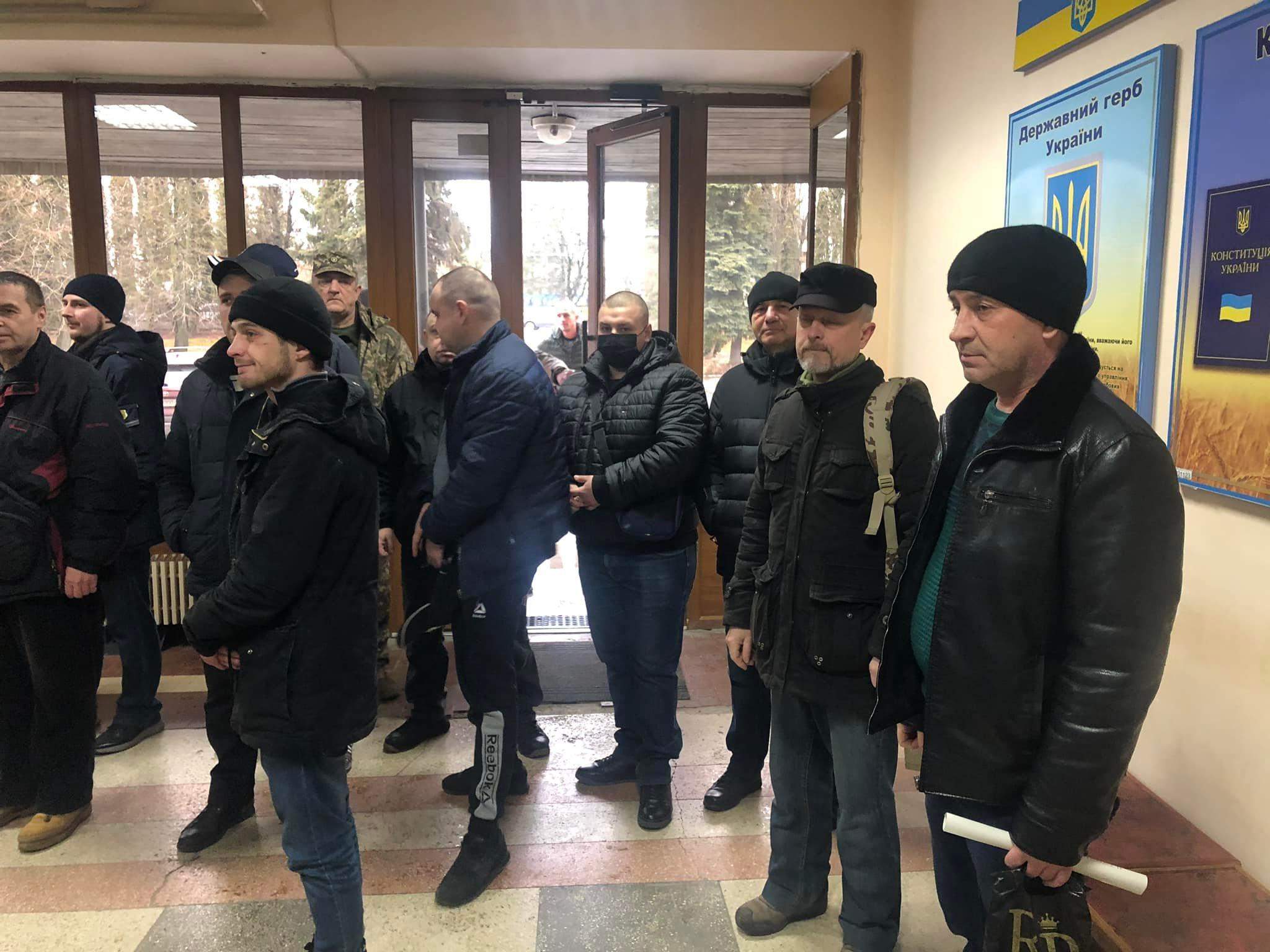 Серед добровольців виявилися чоловіки різного віку