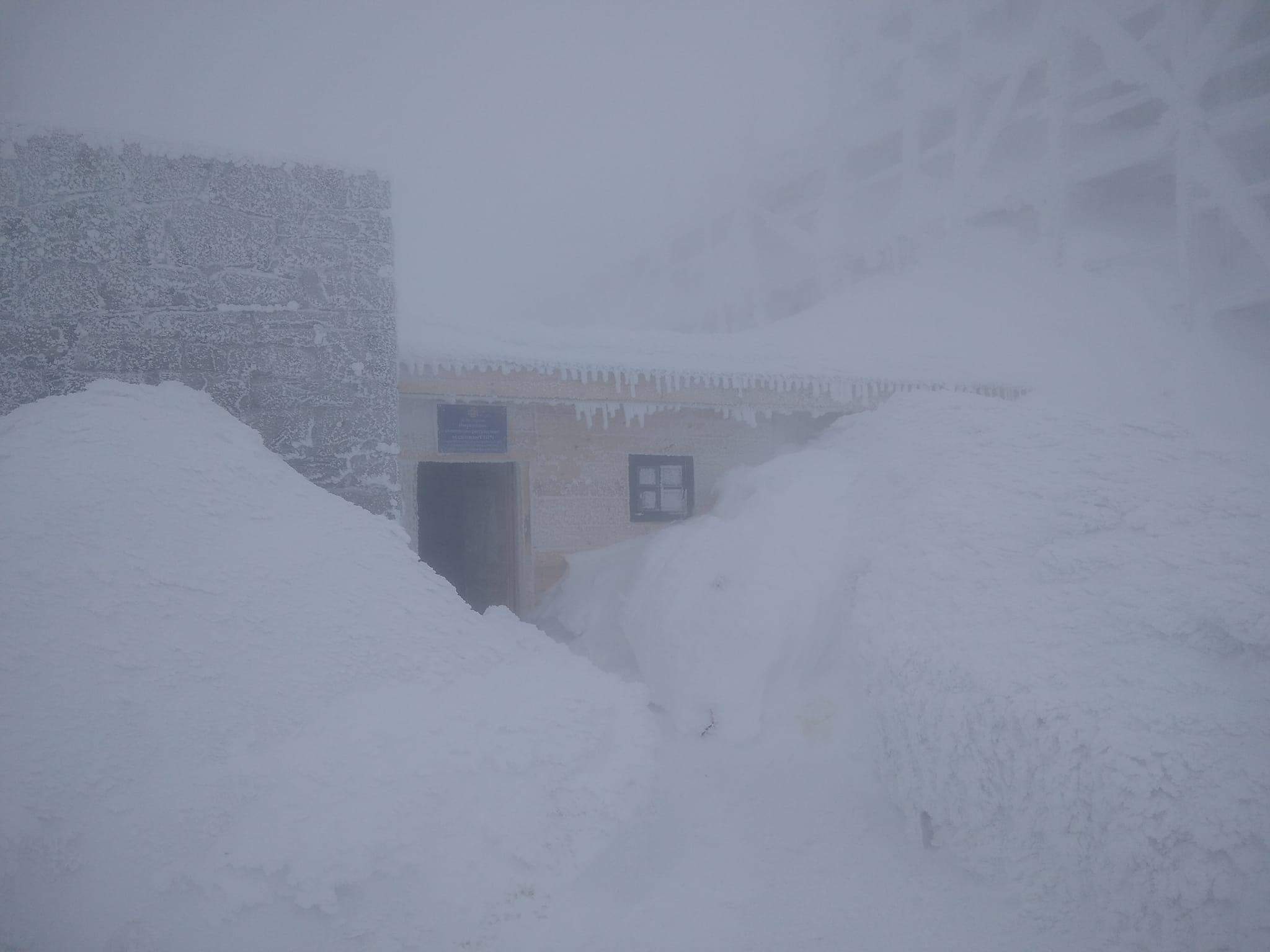 Засніжена вершина Піп Іван 