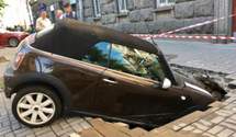 В Киеве авто иностранца провалилось под землю: фото и видео с места события