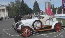 У Києві на фестивалі представили близько 1000 легендарних та унікальних ретроавтомобілів: фото