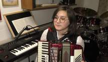 Школьница из Черкасс освоила 15 музыкальных инструментов: зрелищное видео