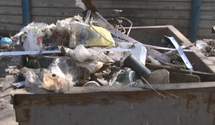 Гора отходов под окнами общежития: в Кропивницком жители выбрасывают мусор прямо из окон
