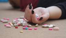 Дітям хочуть заборонити продавати ліки: чи зупинить це "епідемію самогубств" 