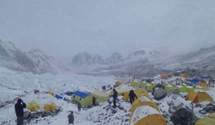 У таборі на Евересті спалах COVID-19: щонайменше 100 альпіністів захворіли