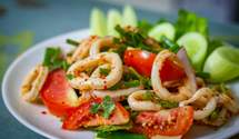 Вкусные и питательные салаты из кальмара: 10 рецептов, которые оценить каждый