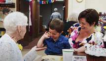 Дружба поколінь: хлопчик допоміг відсвяткувати 100-річний ювілей своїй подрузі