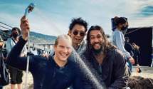 Мокрые и счастливые: Джейсон Момоа и Джеймс Ван отпраздновали окончание съемок нового Аквамена