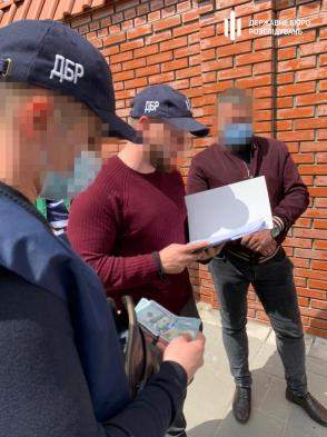 Взяли 2000 доларів хабаря у підозрюваного: ДБР затримало у Львові 2 поліцейських-криміналістів