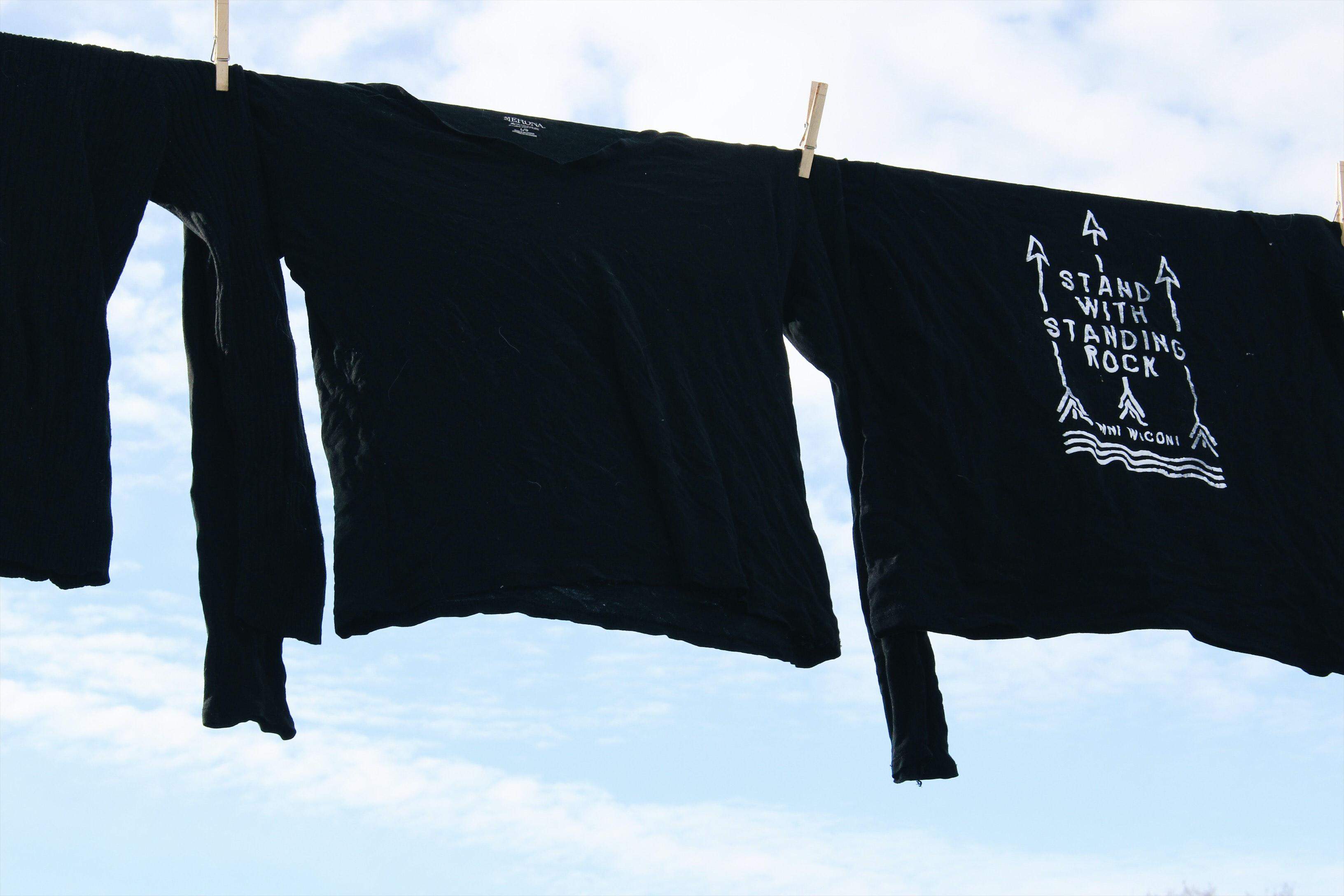 Как сушить черную одежду