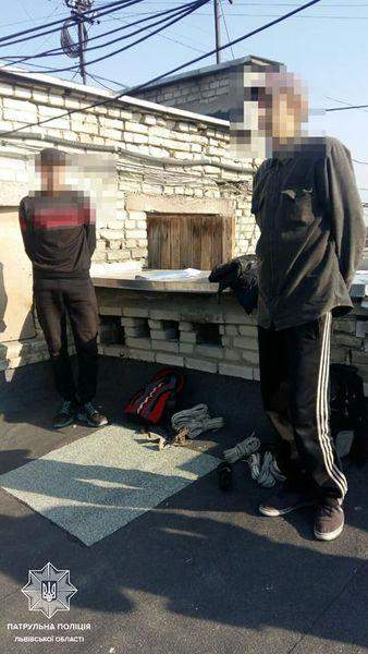 Залишили людей без інтернету: у Львові двоє чоловіків крали кабель на даху