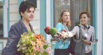 Студентку, яка тицьнула букетом у Табачника залишать у Могилянці