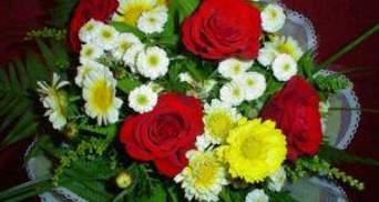 Київські студенти змагалися, хто влучно кине букет в портрет міністра