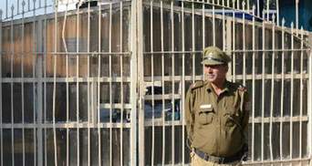 В тюрьме повесился обвиняемый в изнасиловании индийской студентки